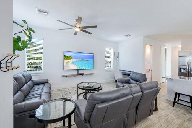 Building Photo - Relaxation & Recreation Await in This Napl...
