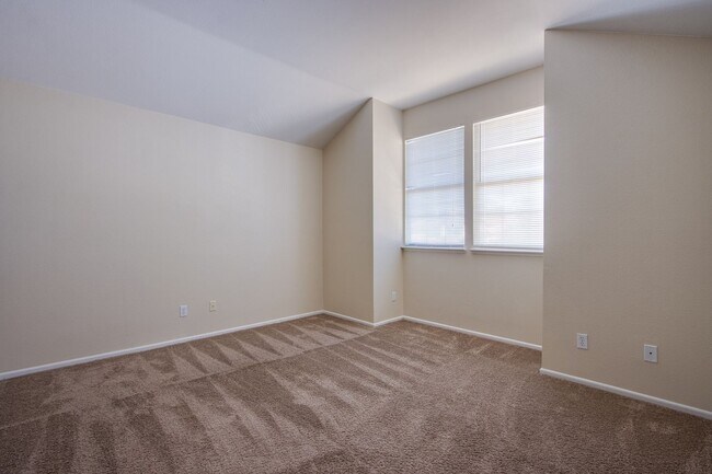 Building Photo - Beautiful 3Bed/3Bath cul-de-sac home located  in The Lakes Community with a sparkling pool and spa!