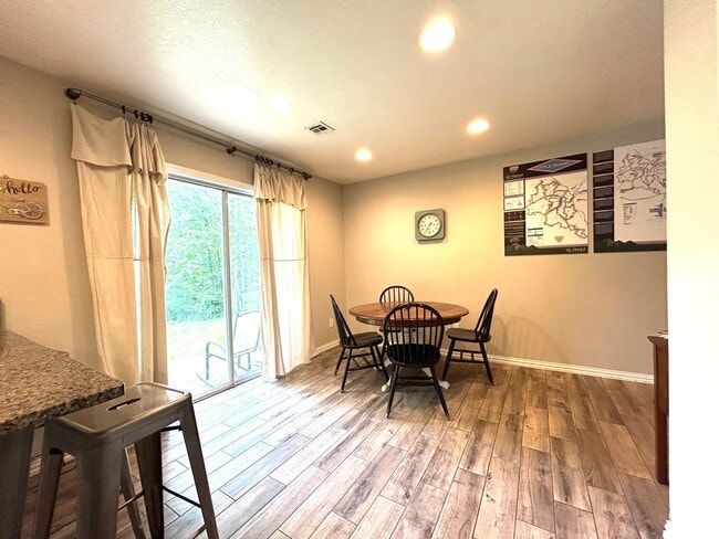 Building Photo - One level 3 bed/2 bath spacious home with ...