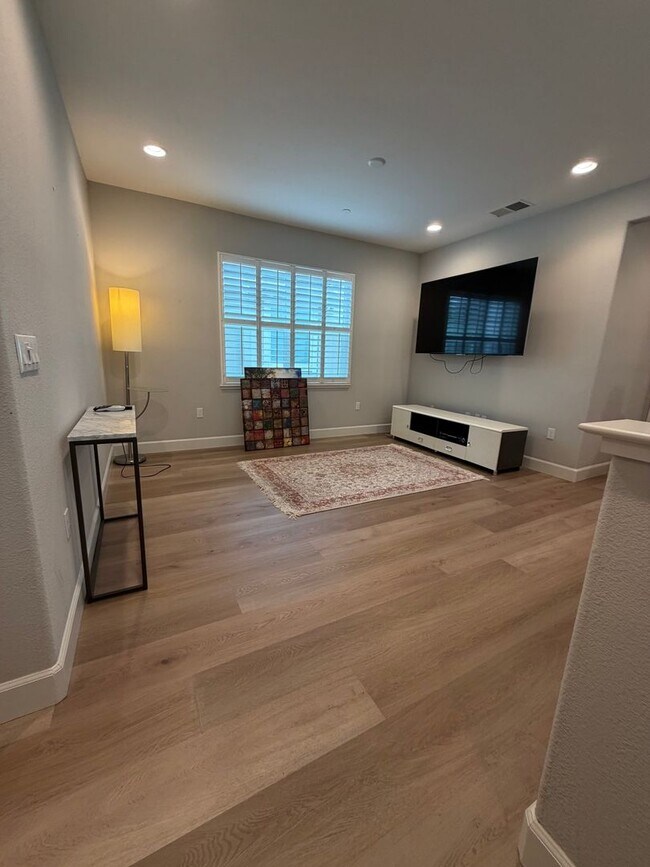 Building Photo - Beautiful Upgraded 4 Bed 3 Bath home in San Ramon Gale Ranch