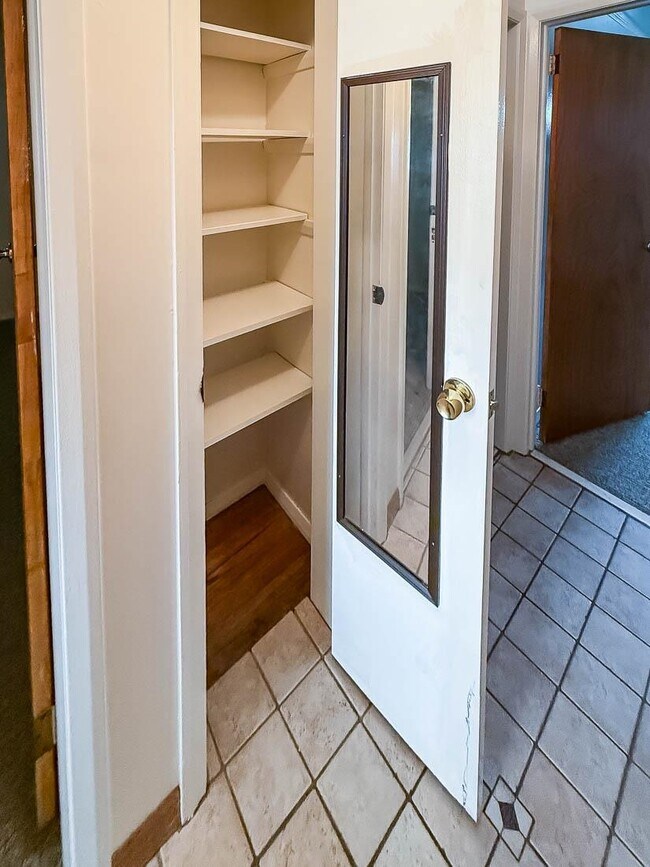 Building Photo - 14 Suburbia Ct