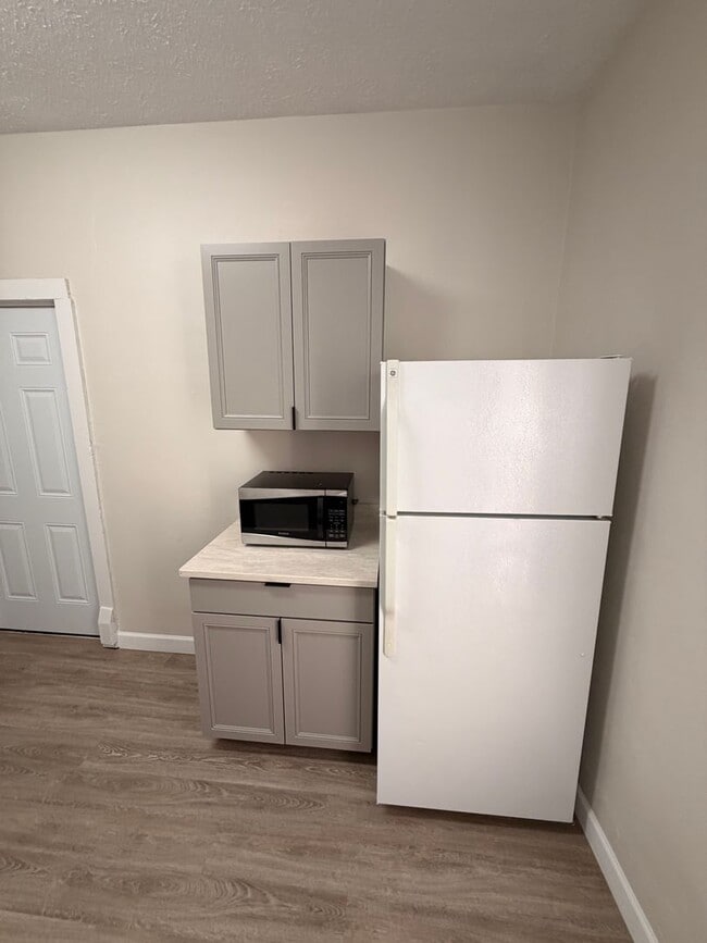 Building Photo - COMPLETELY UPDATED!! 2 bed/1 bath Close to Wexner Medical Center!