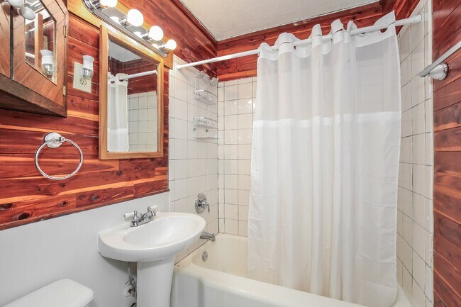 Building Photo - Charming 2 Bed/2 Bath Home in Greensboro, ...