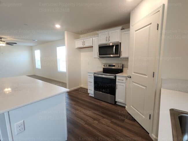 Building Photo - Newly constructed 4 bedroom/ 3 bathroom co...