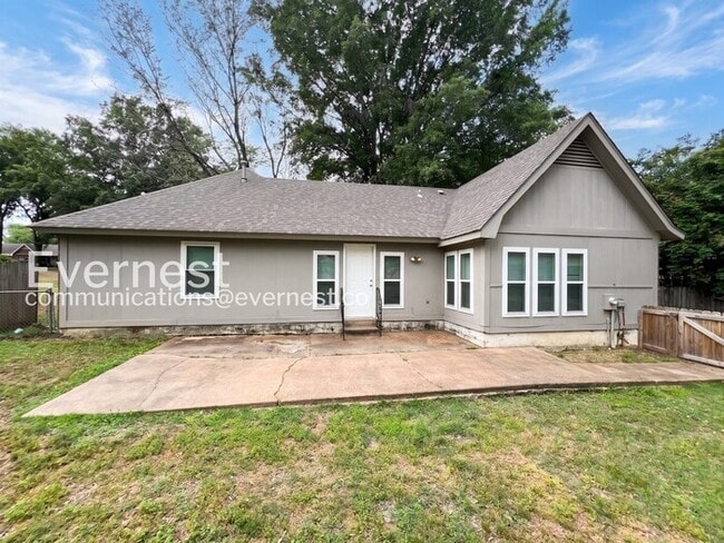 Building Photo - 494 Windridge Point