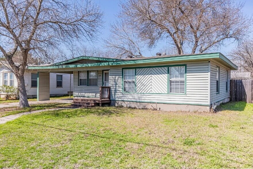 Building Photo - 215 Legion Dr W