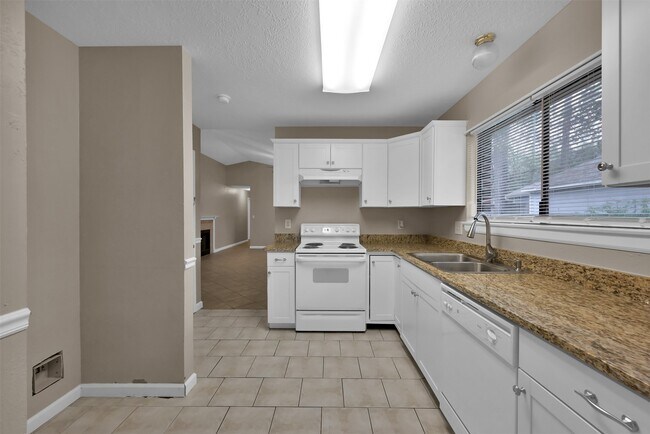 Building Photo - 93 W High Oaks Cir