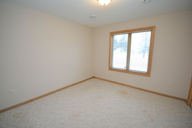 Building Photo - Beautiful walk-out ranch home at the end of a cul-de-sac!