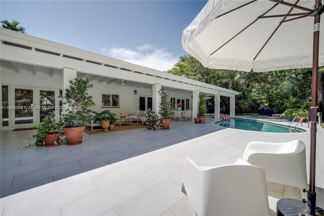 Building Photo - 11905 SW 67th Ave