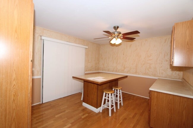 Building Photo - 3 bedroom 2 bathroom Single Family Home