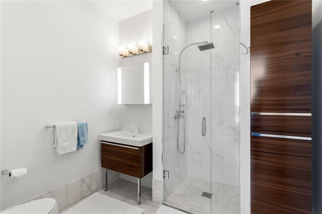 Building Photo - 3338 Peachtree Rd NE