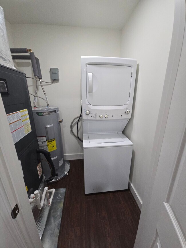 Building Photo - 1 bedroom with office and full bathroom