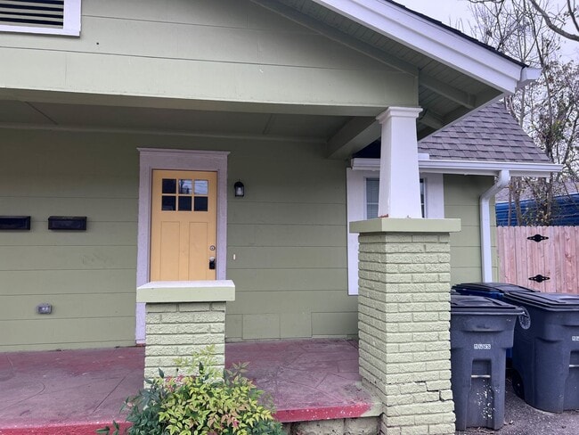 Building Photo - Adorable 1 bedroom Studio duplex