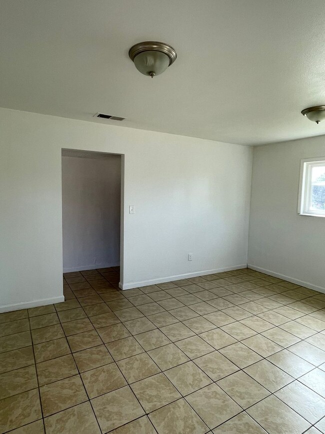 Building Photo - Charming 3-Bedroom, 2-Bath Home – Availabl...
