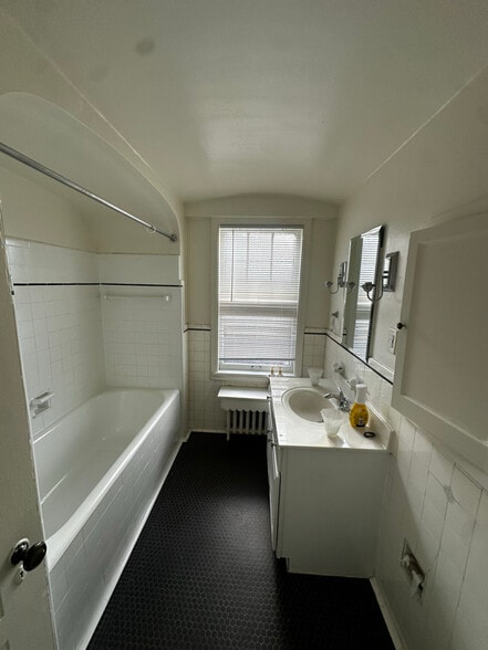 Building Photo - 1930 N Prospect Ave