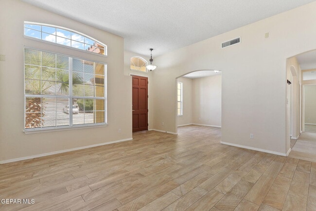 Building Photo - 2029 Sun Chariot St