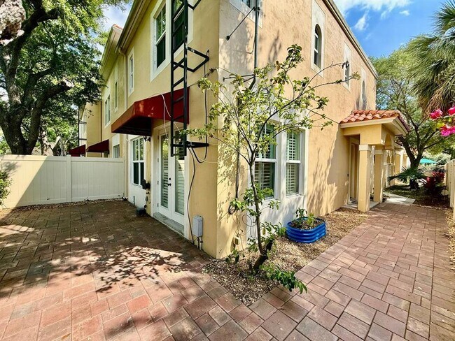 Building Photo - 505 S Tampania Ave