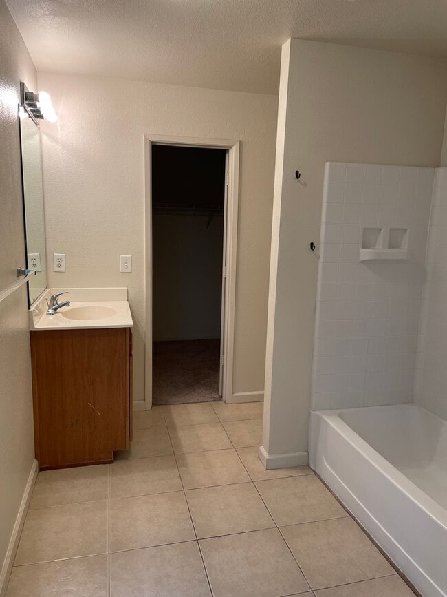 Building Photo - Move-in Ready!