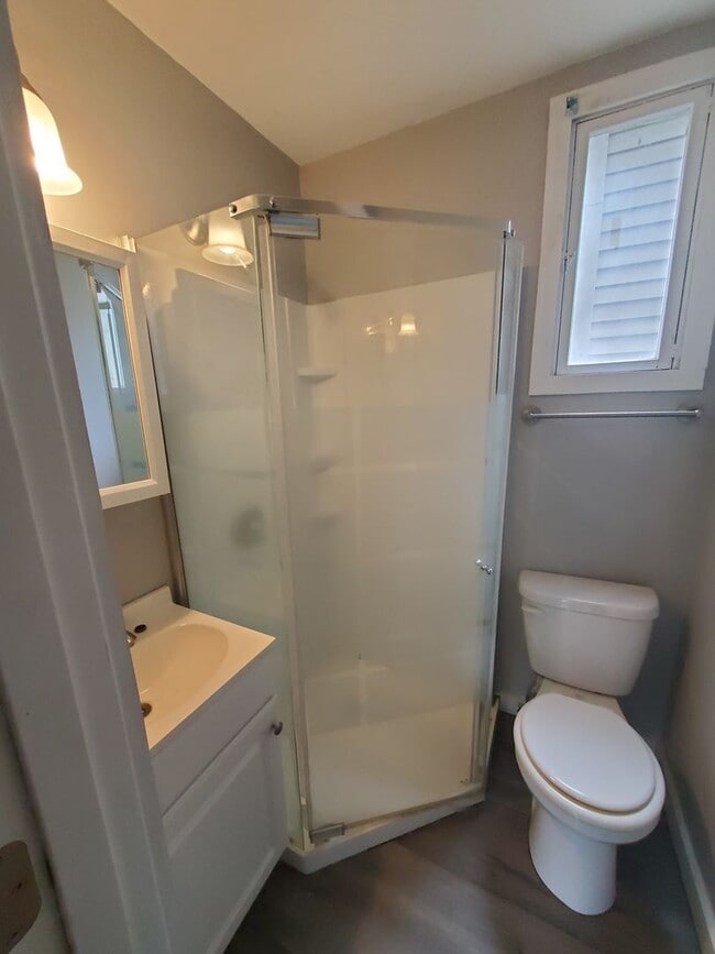 Building Photo - 2 bedroom / 1 bath 1.5 story home in Rock ...