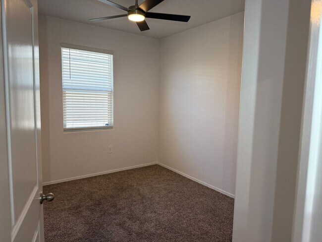 Building Photo - 9427 E Alfalfa Dr