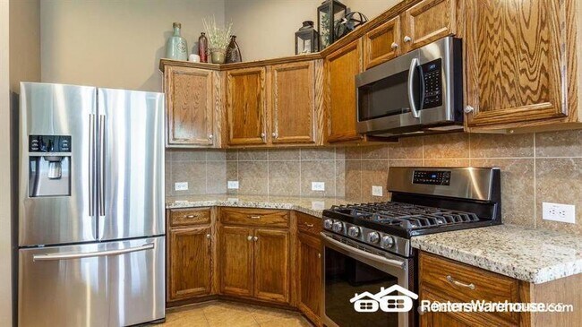 Building Photo - Stunning 3 bedroom, 2 bath in ideal location!