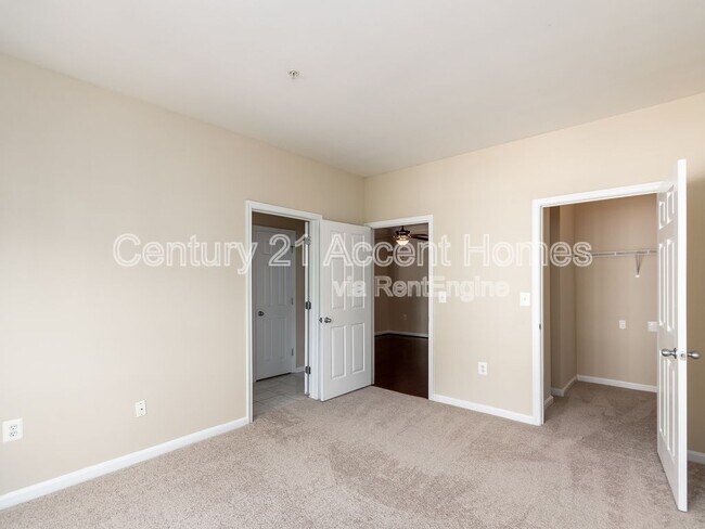 Building Photo - 4862 Eisenhower Ave