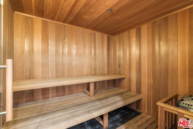 Building Photo - 930 N Doheny Dr