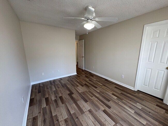 Building Photo - 3 Bedroom, 2 Bathroom Single Family Residence