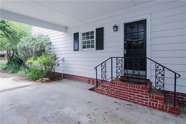 Building Photo - 1207 Pine Ave