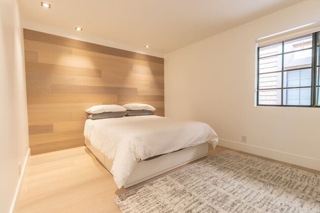 Guest Bedroom - 8880 Villa La Jolla Dr