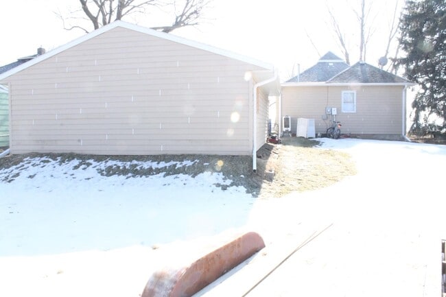 Building Photo - 707 W Main St