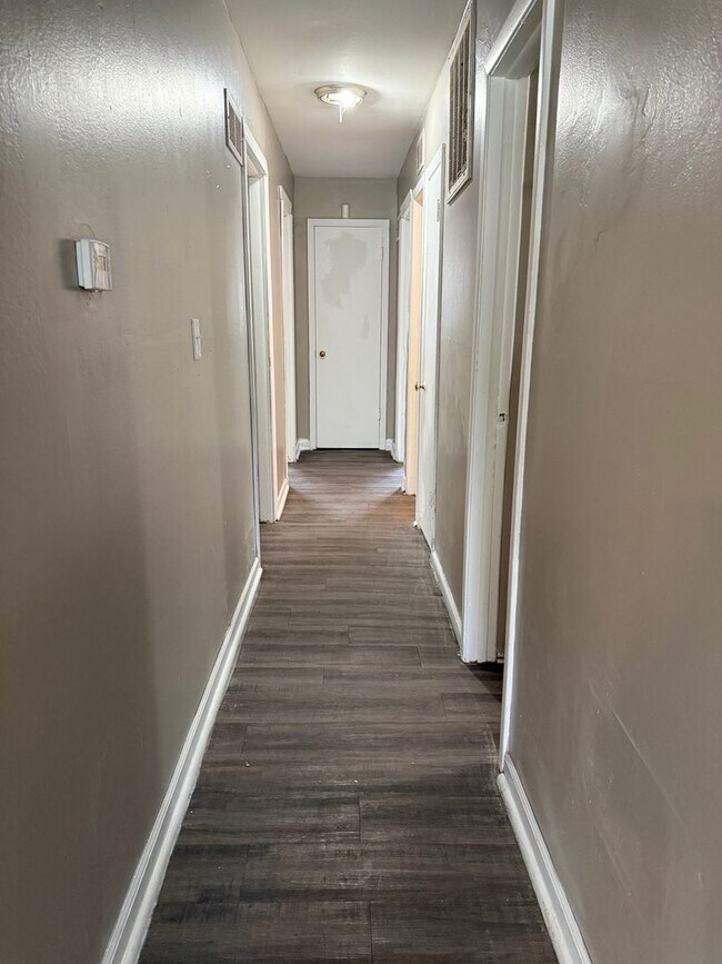 Building Photo - LARGE 4BR ONE LEVEL HOME WITH A GREAT FLOORPLAN.  TONS OF SPACE!