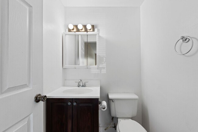 Building Photo - Townhouse in Hoffman Estates