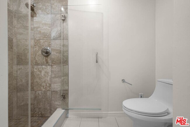 Building Photo - 423 Rexford Dr