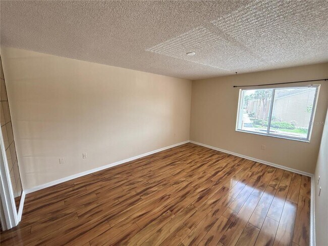 Building Photo - 5169 Vineland Rd