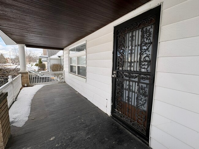 Building Photo - 17407 Woodbury Ave