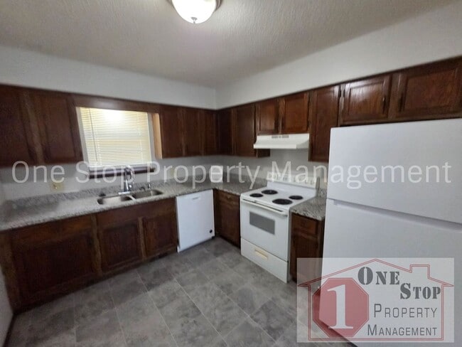 Building Photo - Welcome Home to this Adorable 2 Bed 1.5 Bath Duplex in Independence!!