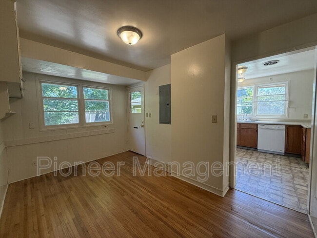 Building Photo - 375 Cherry Dr