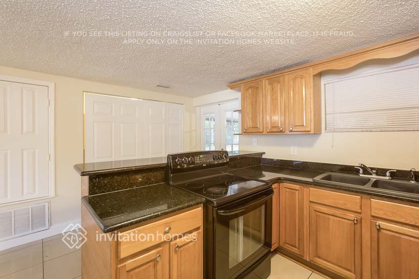 Building Photo - 11811 Roselawn Ave