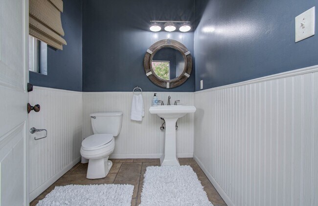 Building Photo - 422 Wycliffe Dr