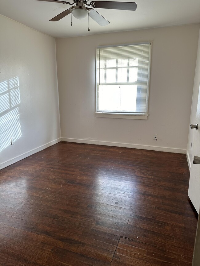 Building Photo - 2404 Knox Dr