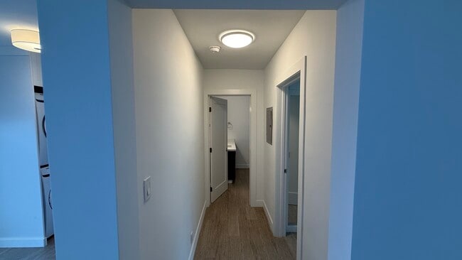 Building Photo - 2033 N Beachwood Drive