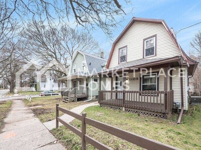 Building Photo - 1105 May St