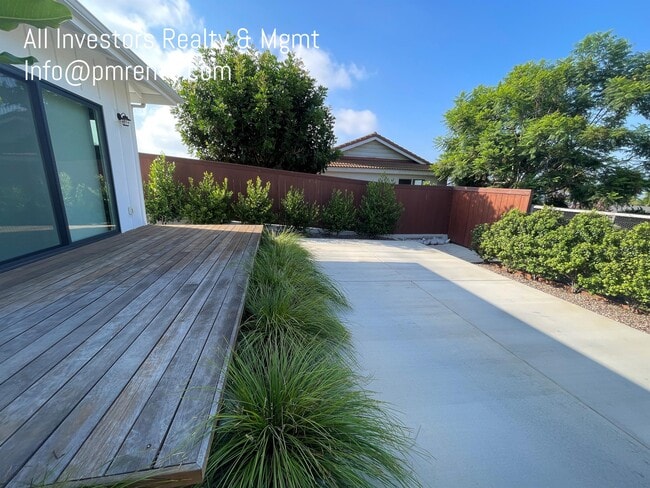 Building Photo - 2425 Dunstan St