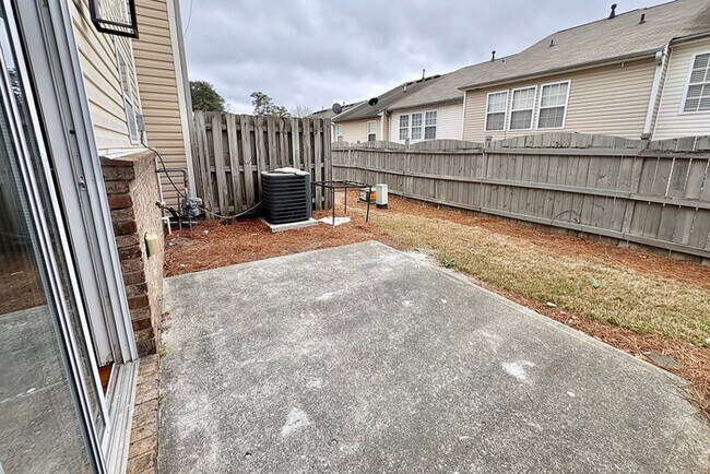 Building Photo - Town Home - 3 Beds - 3 Baths