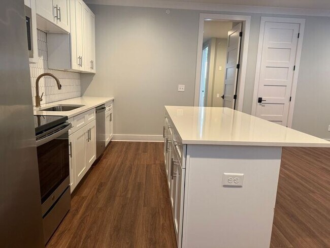 Building Photo - Modern 2 Bedroom Condo in the Heart of Melrose