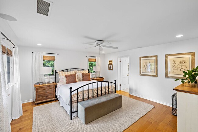 Building Photo - 806 S Ola Vista