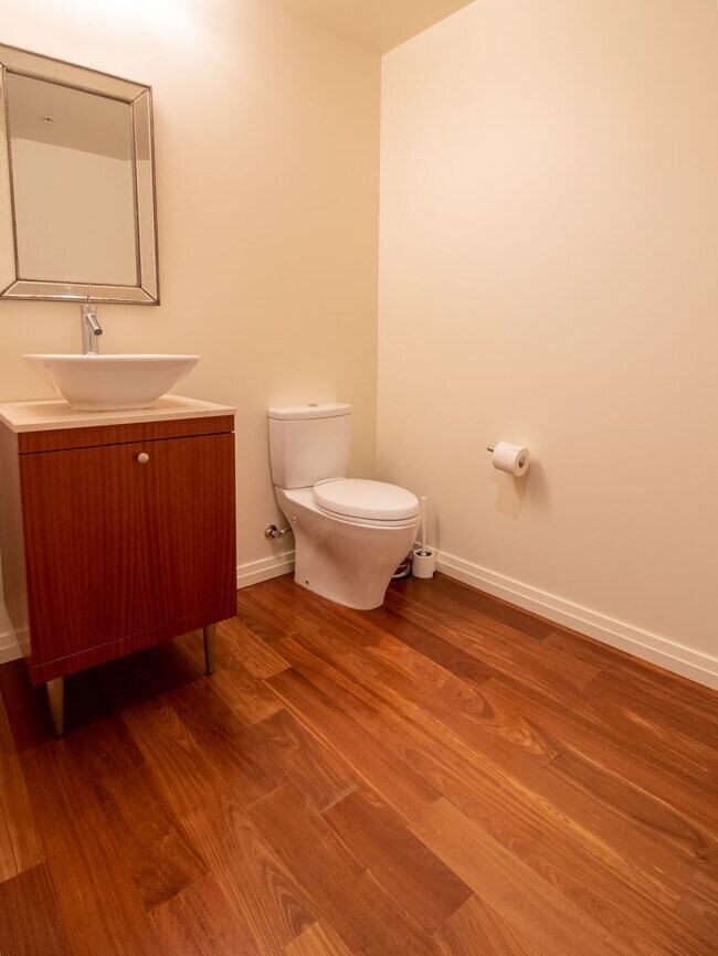Building Photo - 1bd/1.5ba Bellevue Condo