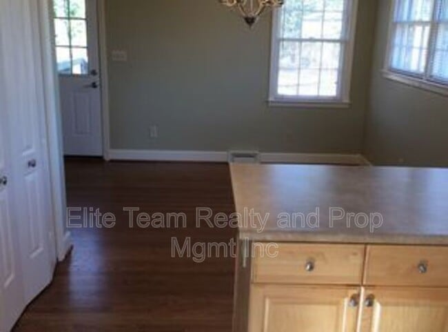 Building Photo - 513 Webster Pl