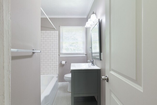 Building Photo - Charming Renovated Bungalow in Grove Park ...